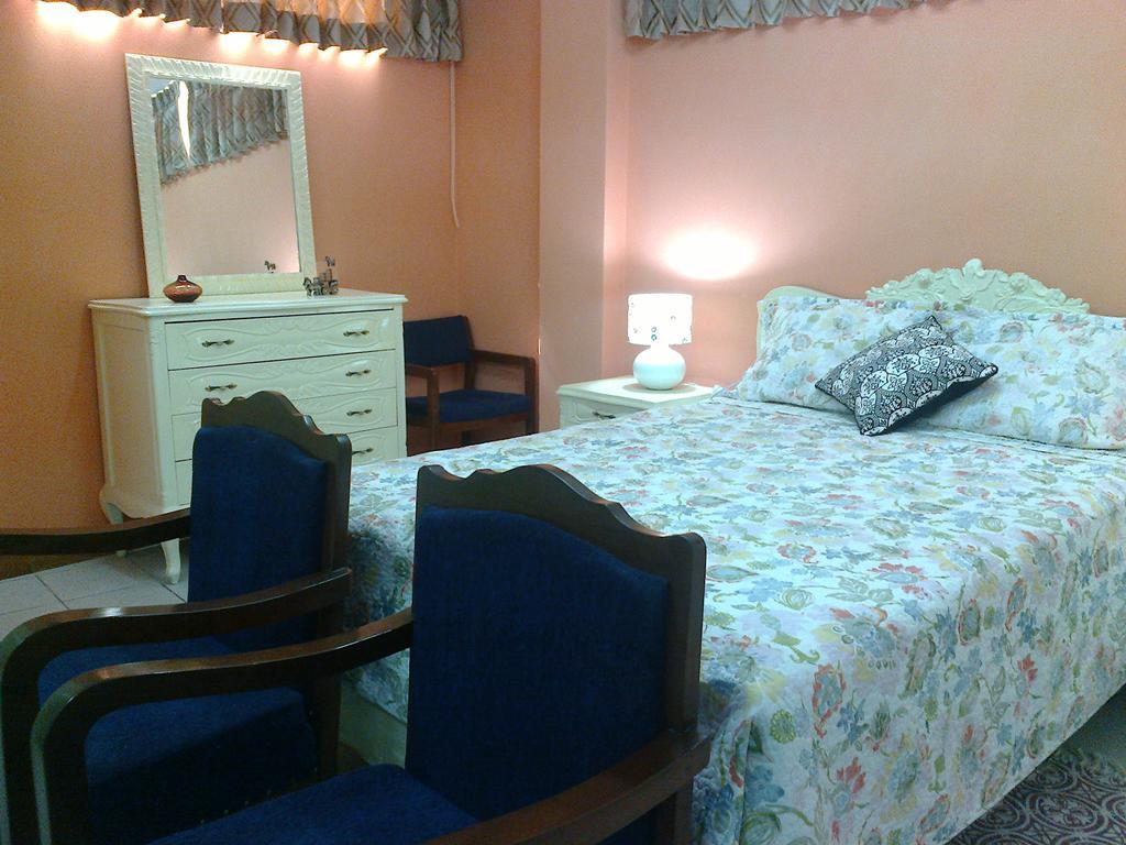 Strenua Santa Maria Suites Trujillo Room photo